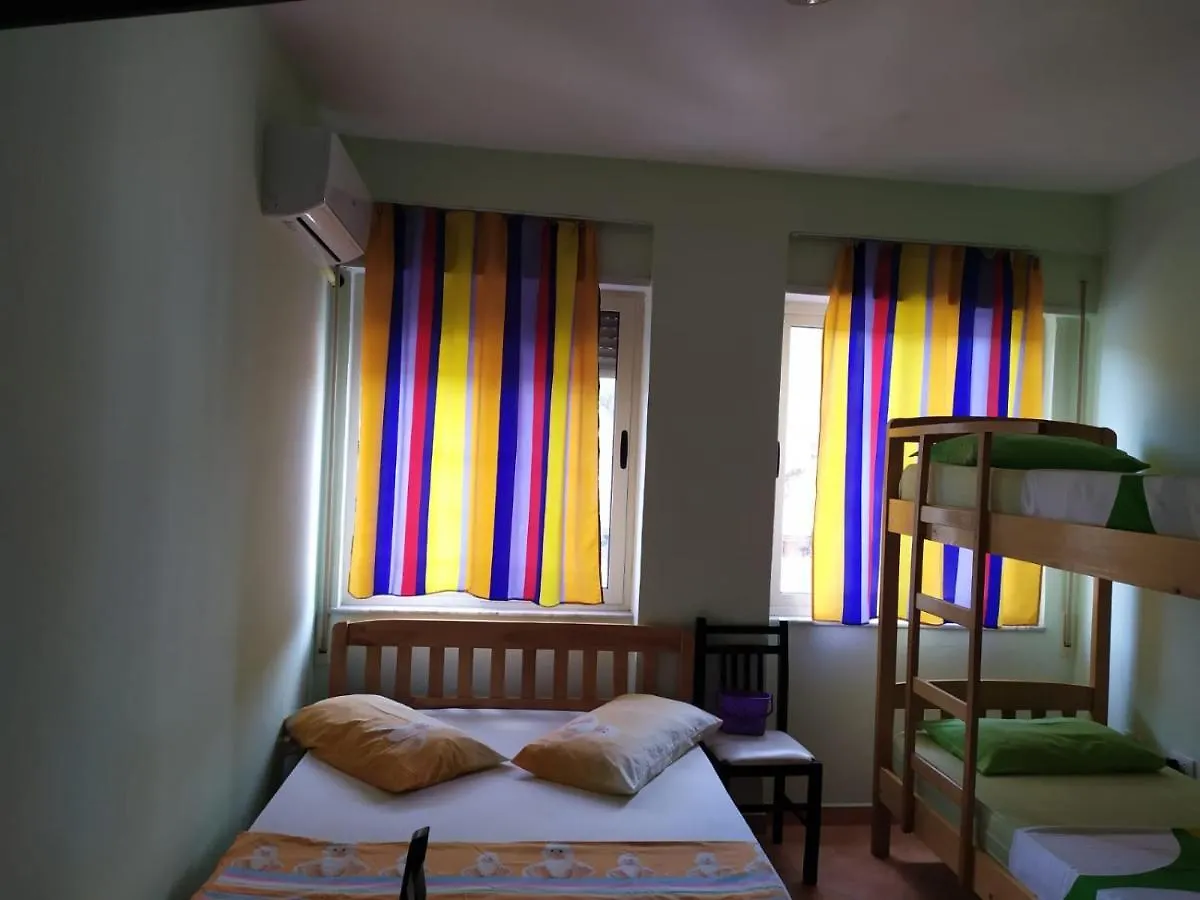 גולם The Green Apartment
